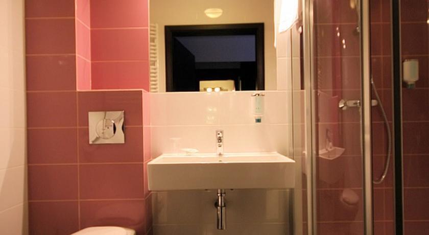 Hotel Grafit Kostomloty Pierwsze Ngoại thất bức ảnh