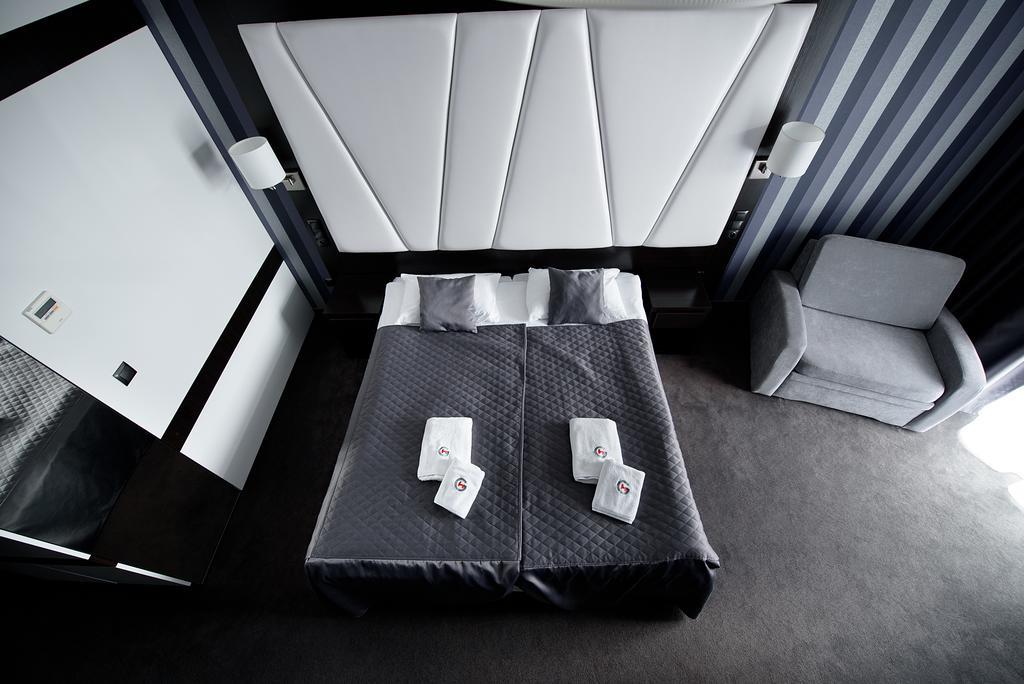 Hotel Grafit Kostomloty Pierwsze Ngoại thất bức ảnh