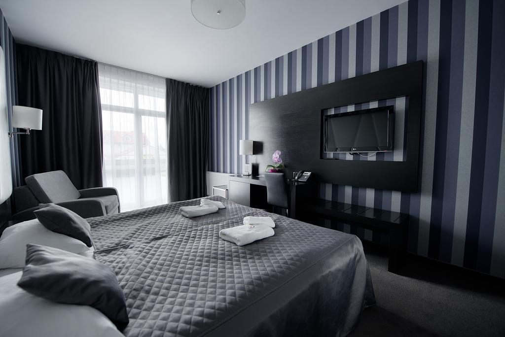 Hotel Grafit Kostomloty Pierwsze Ngoại thất bức ảnh