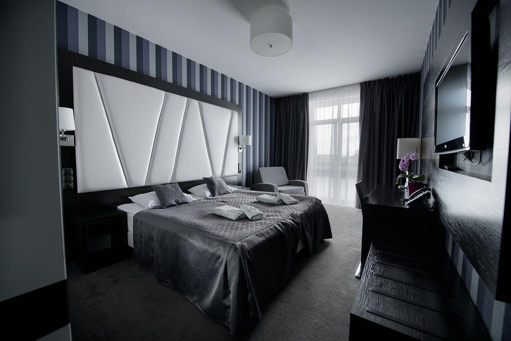 Hotel Grafit Kostomloty Pierwsze Ngoại thất bức ảnh