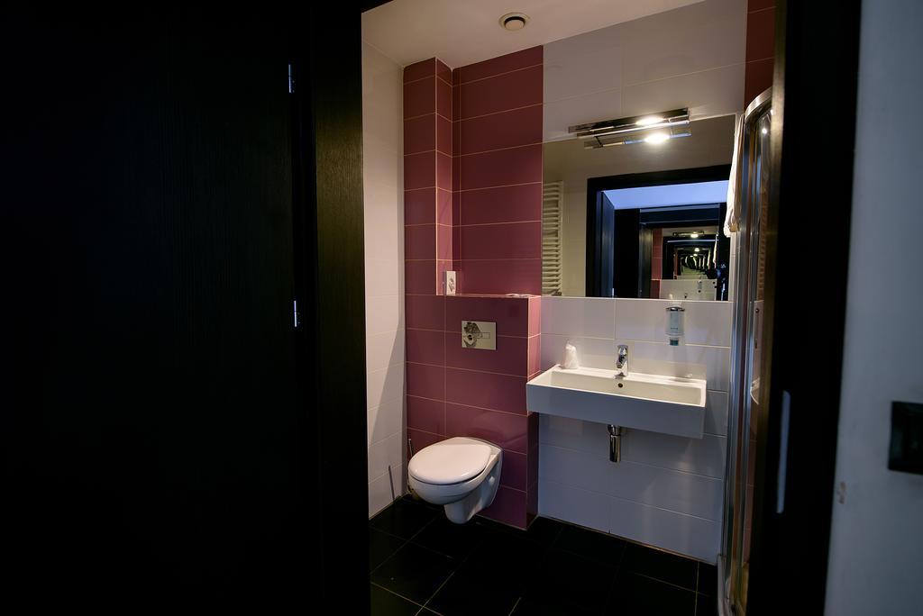Hotel Grafit Kostomloty Pierwsze Ngoại thất bức ảnh