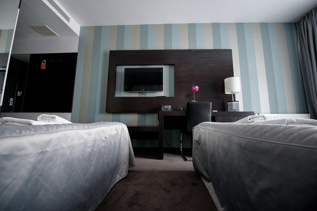 Hotel Grafit Kostomloty Pierwsze Ngoại thất bức ảnh