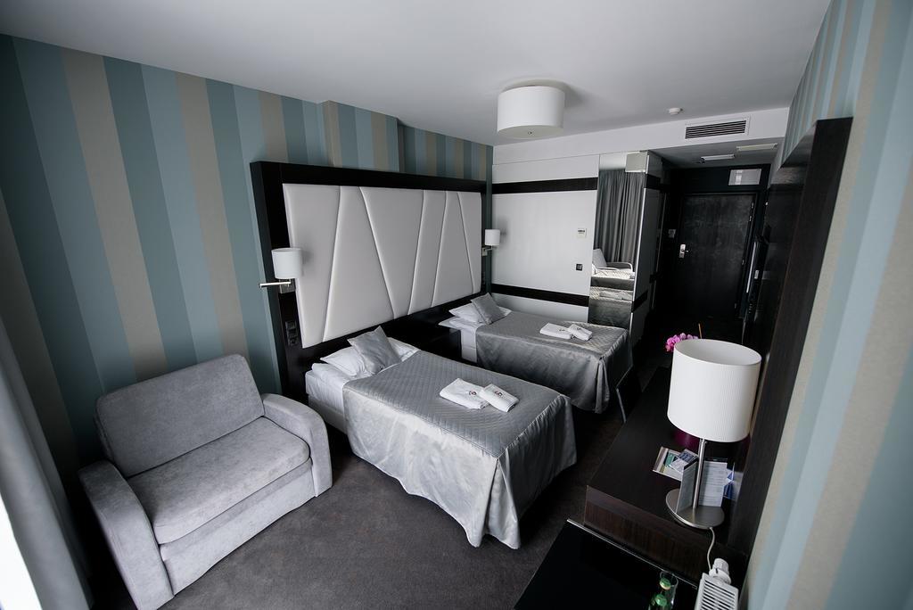 Hotel Grafit Kostomloty Pierwsze Ngoại thất bức ảnh