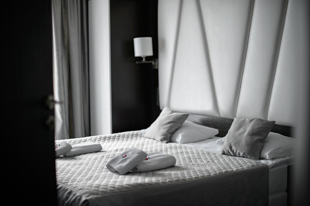 Hotel Grafit Kostomloty Pierwsze Ngoại thất bức ảnh