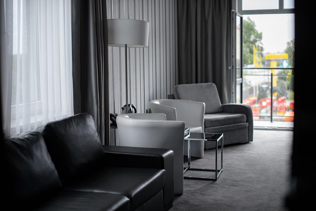 Hotel Grafit Kostomloty Pierwsze Ngoại thất bức ảnh