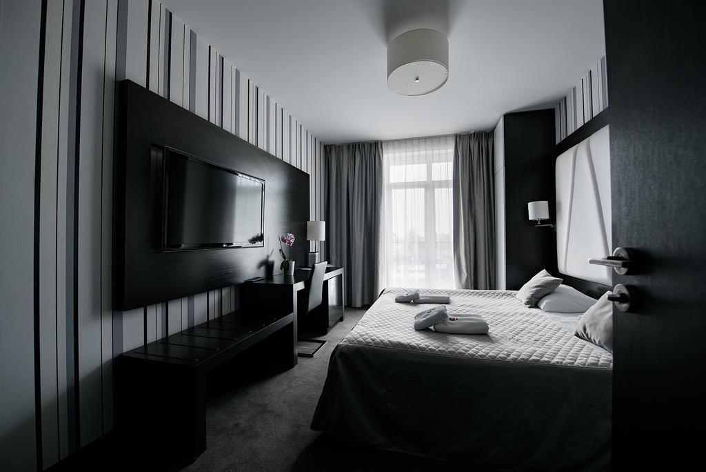 Hotel Grafit Kostomloty Pierwsze Ngoại thất bức ảnh