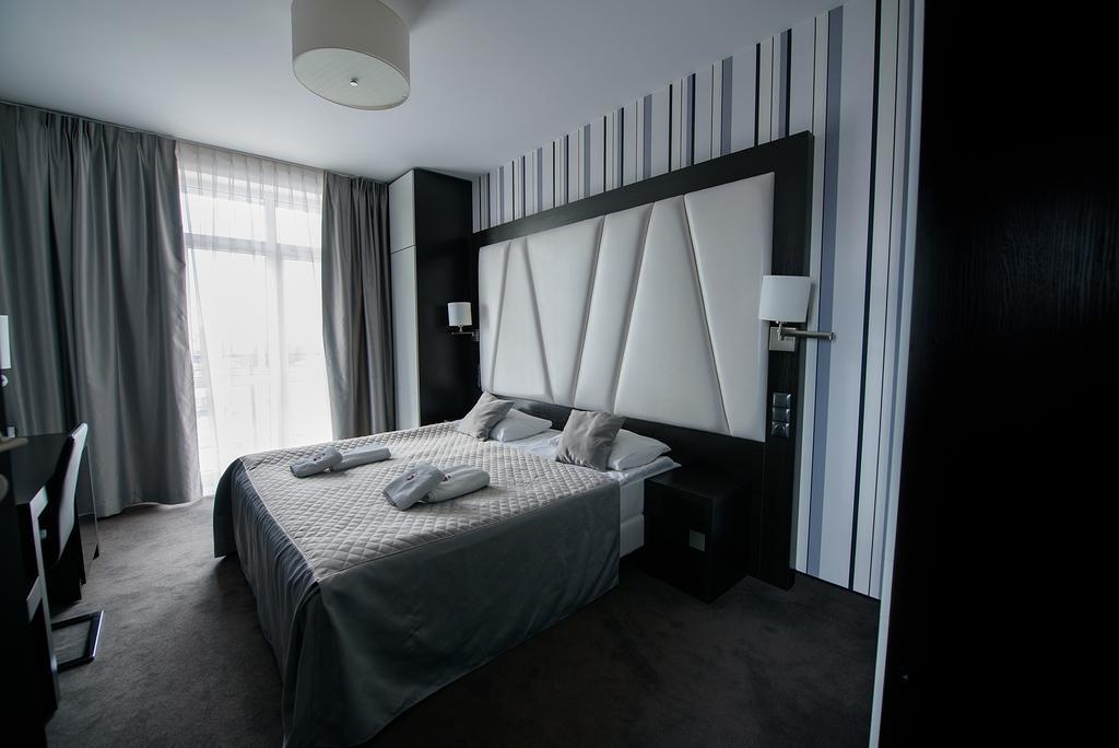 Hotel Grafit Kostomloty Pierwsze Ngoại thất bức ảnh